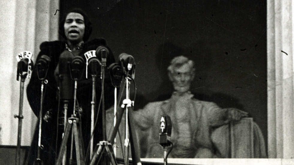 B&W photo of Marian Anderson at the Lincoln Memorial