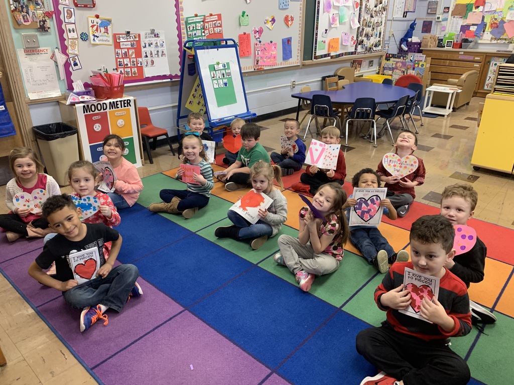 Photo of preschoolers holding valentines